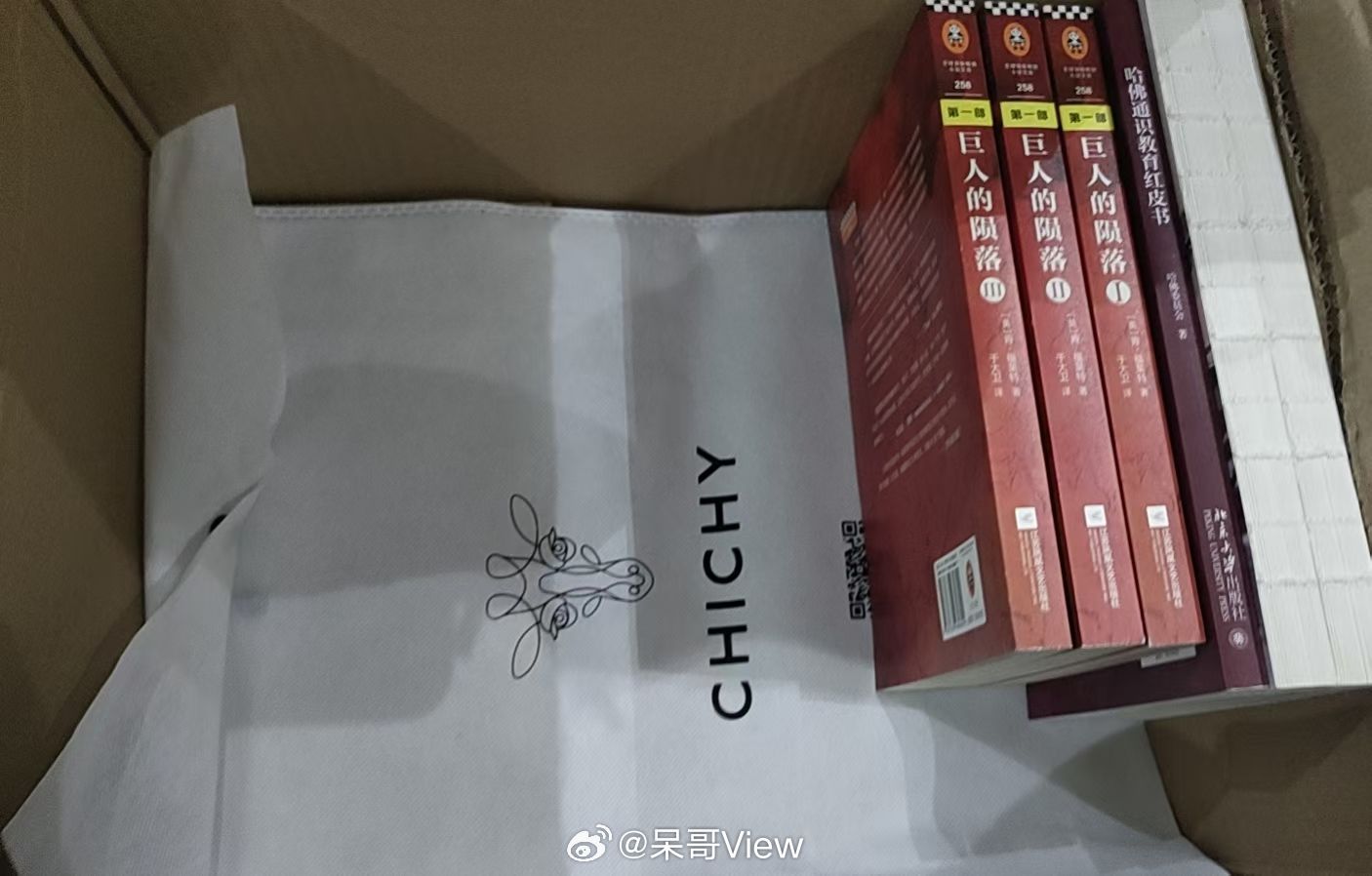 今天打扫卫生发现快递箱已经变成麻麻的新书柜了