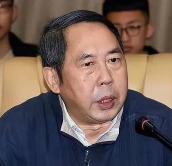 “中国现在向美国投降还来得及！再晚就要‘跪着’了，”7年前，中国专家马臣曾经公开
