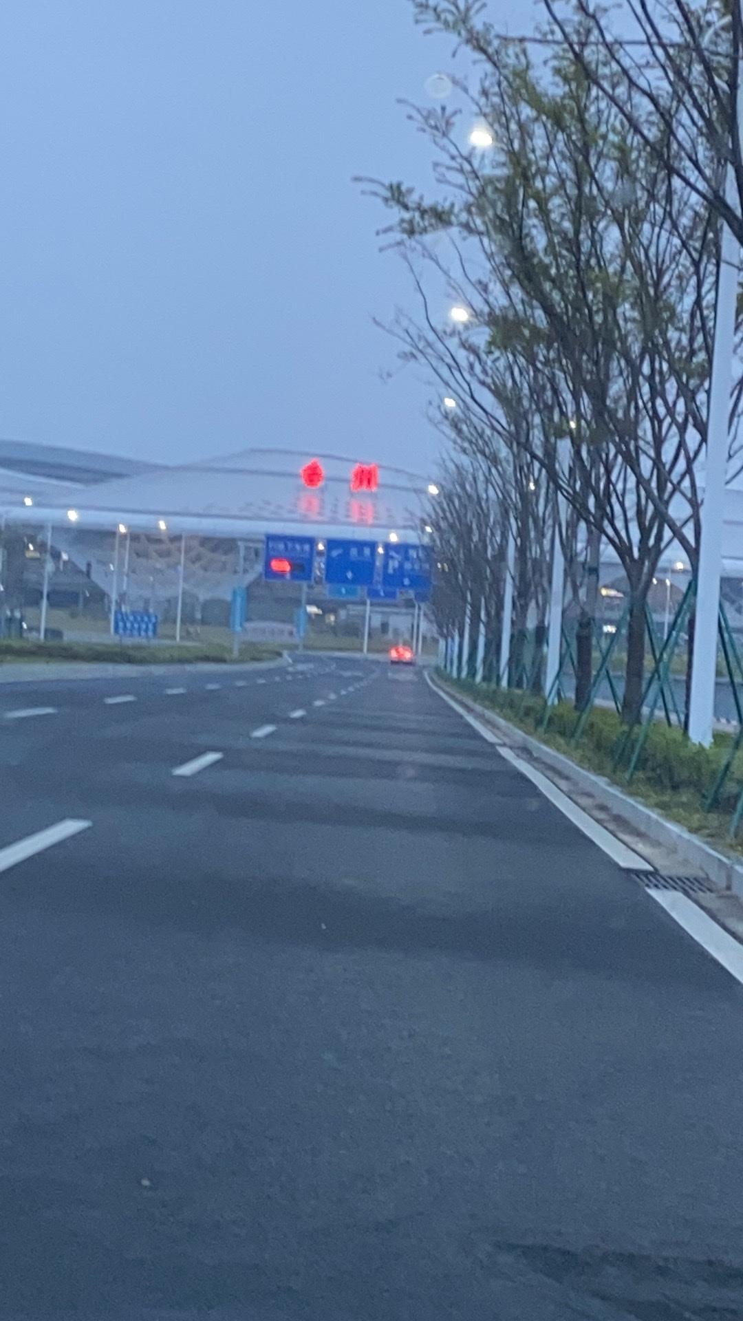 我也来分享一张夜晚随手拍的照片。那是有天晚上，我透过窗户拍的。画面里，路灯散发着