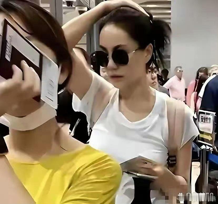 王菲机场照永远是个谜，很好奇几十年来就没一点点老相，这状态怪不得谢霆锋迷的不要不