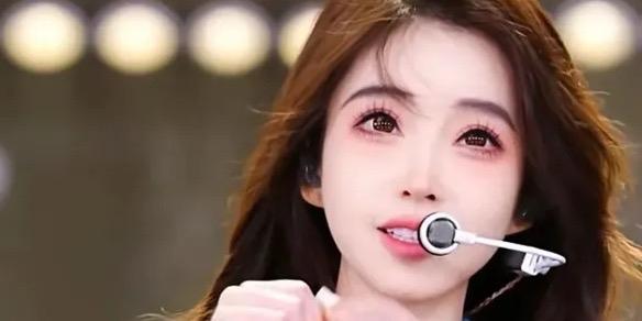 12月15日，网红冯提莫直播间在其换装时突然被封，此事迅速登上热搜，引发网友诸多