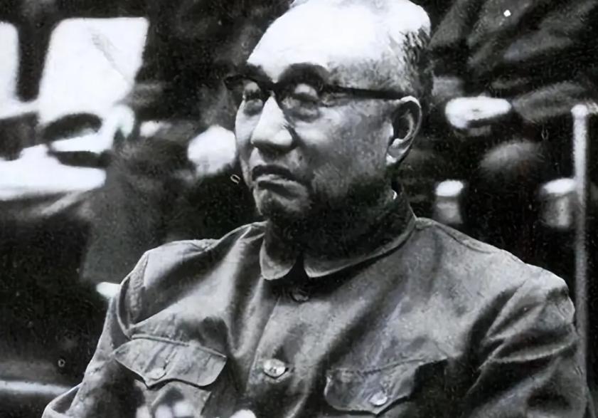 1931年，徐向前骑马经过一堆尸体旁，恰好看到一具正奋力扭动身体的“尸体”，当即