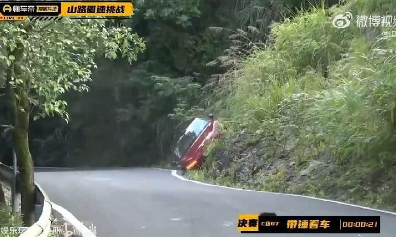 懂车帝在山路圈数挑战中驾驶某米的SU7 MAX仅12秒就失控撞进了路边绿化带，该