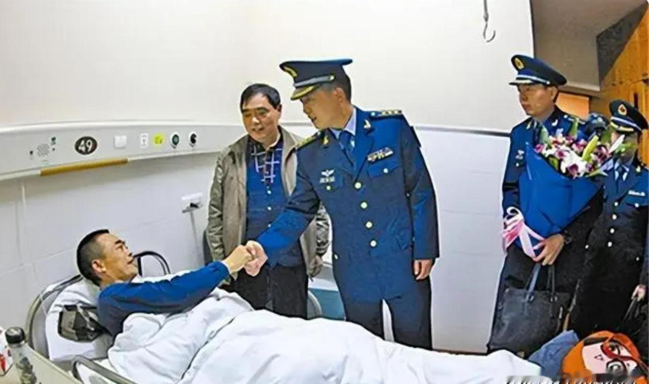 1988年，歼-6飞行员坠入深山后重伤，幸被江西农民所救，27年后，农民妻子打来