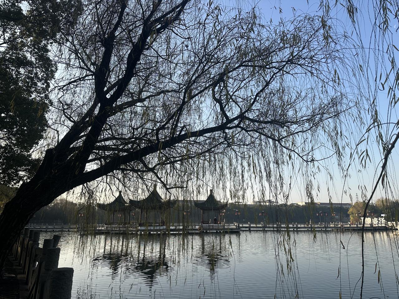 水天一色，倒影成诗。风过涟漪，把天地都揉进了温柔里。