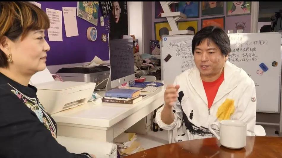 高晓松去道歉了。
高晓松手捧一束鲜花去演员潘婕家道歉了。原因是在节目里胡诌八扯说