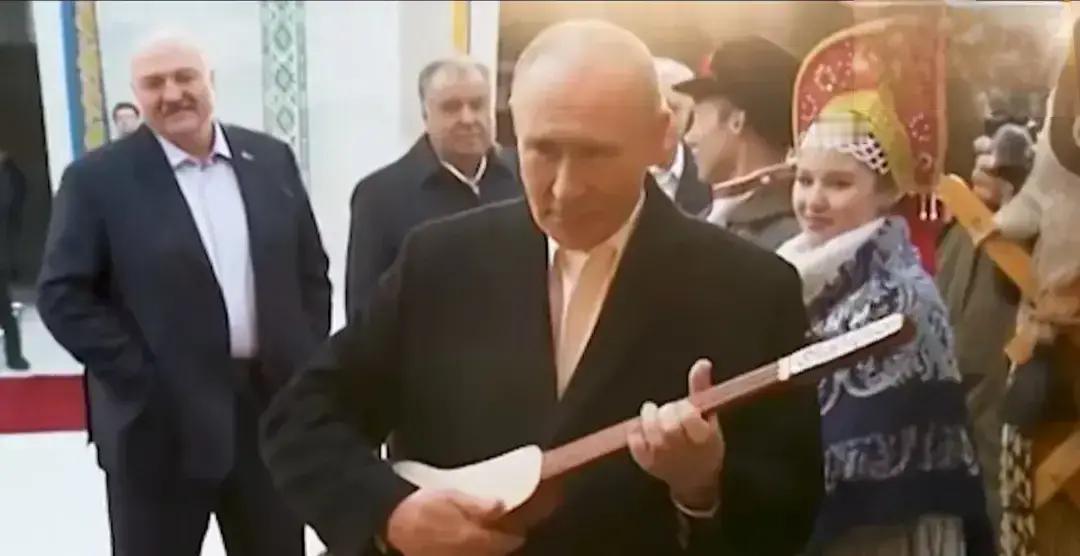 普京这波操作也太圈粉了！访吉期间看到吉尔吉斯传统乐器库姆孜在演奏，直接上手接过琴