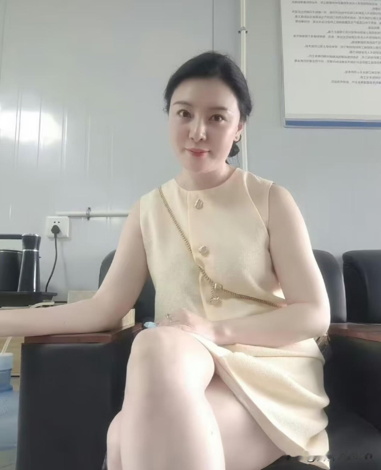 定风波·闺中吟
 
静坐闲窗素浅裳，清风漫拂鬓边霜。
案上清茶温半日，无事，心随
