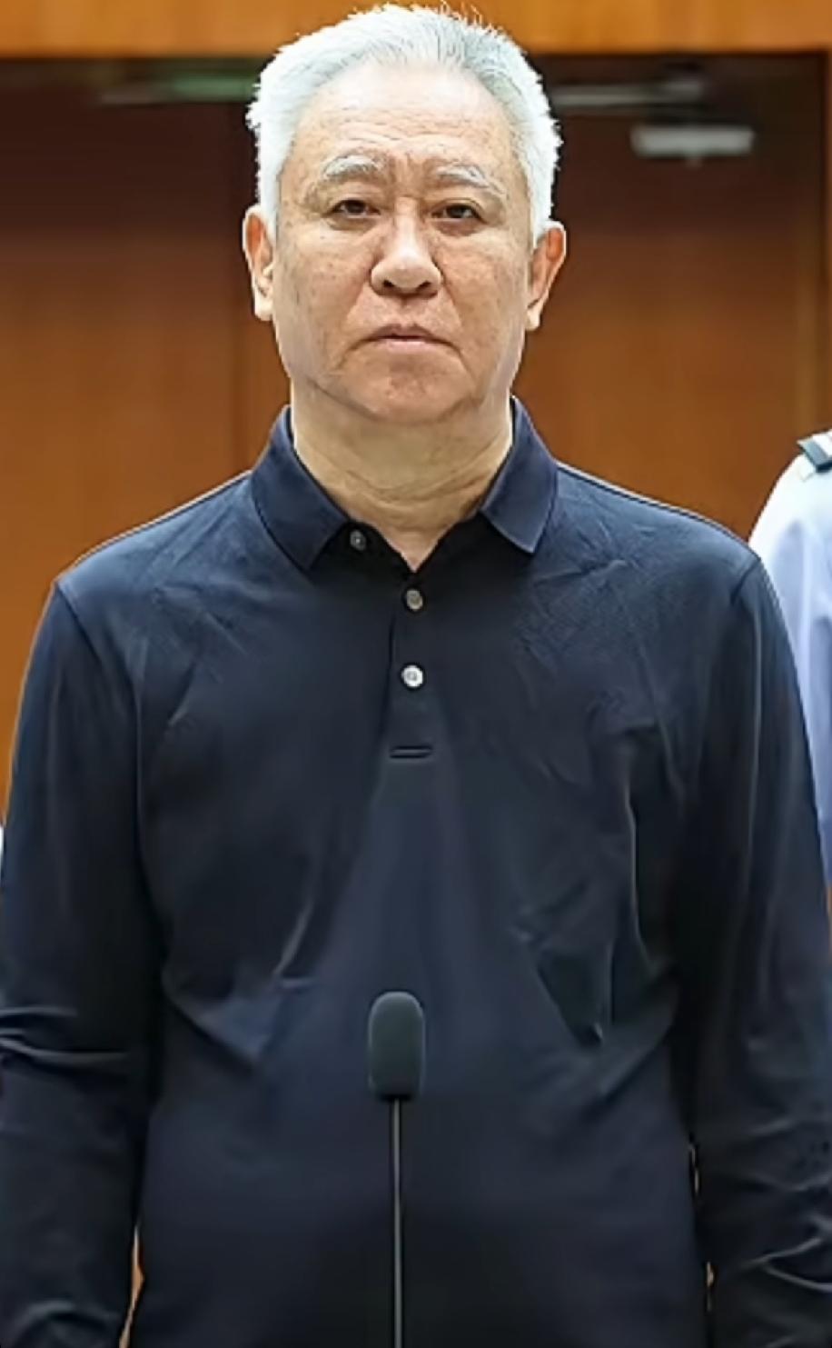 头发全白，连眉毛都白了。许家印这次出来，有点让我惊愕。

我的印象里，也就是被关