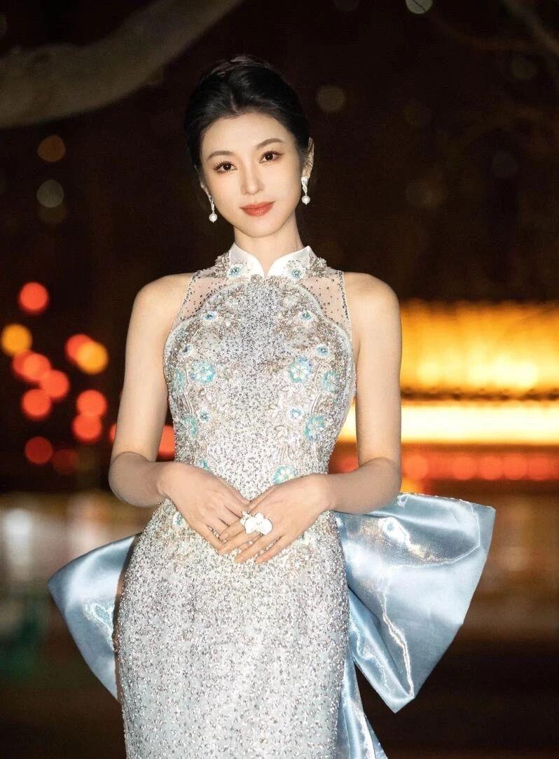 李云霄的美，国色天香

浙江越剧演员李云霄，端庄秀美，国泰民安，如洛神，似牡丹，