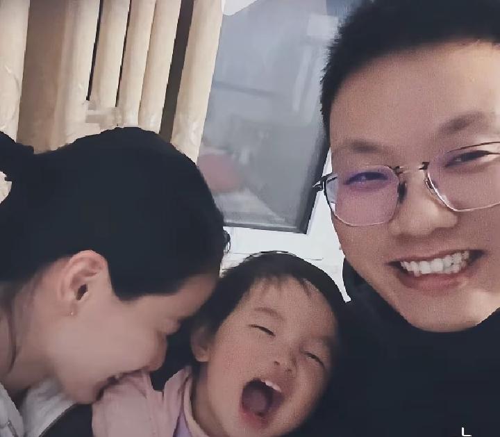 孙颖莎的体能教练翔哥一家颜值超高，照片里，翔哥携妻子女儿温馨出镜，一家三口笑得非