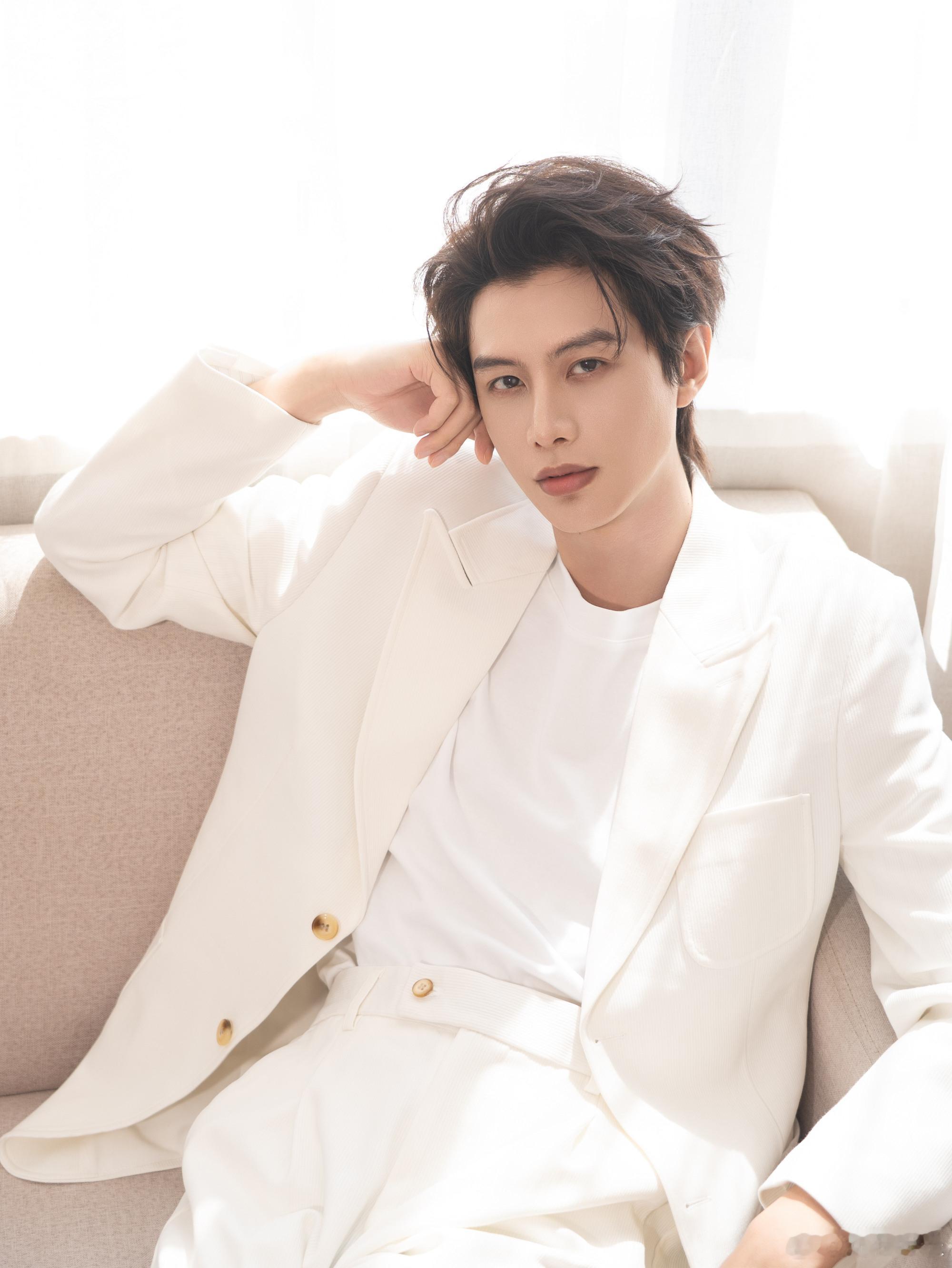 【何健麒方回应被举报涉毒 】何健麒方回应前女友实名举报涉毒 25日晚，有自称何健