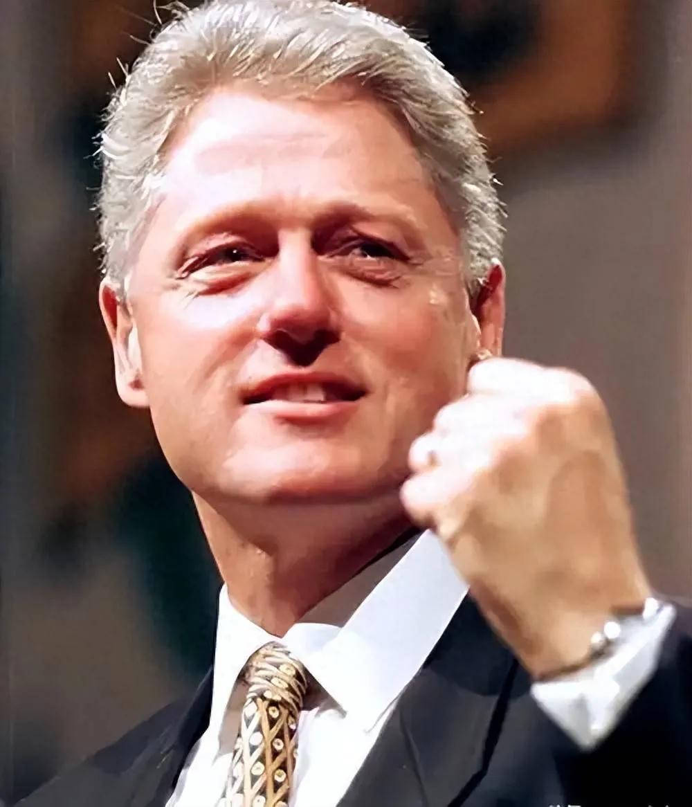 美国前总统克林顿晚节不保了？美国总统特朗普批准公布爱泼斯坦案档案。克林顿涉及该案