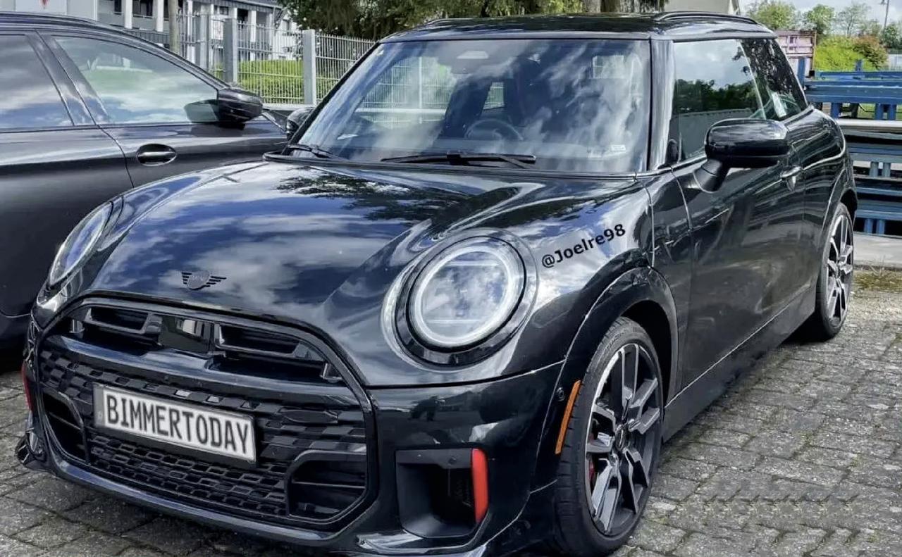 【有望6月1日发布 全新MINI JCW谍照曝光】新车依旧采用了MINI家族标志
