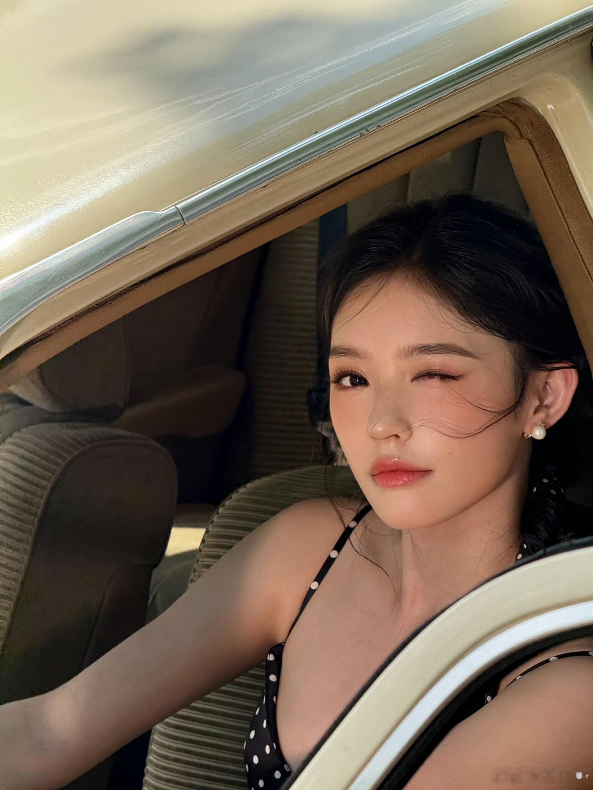 林允老钱度假风林允度假照片美成啥了，法式慵懒遇上复古优雅，随手一拍就是大片~简直