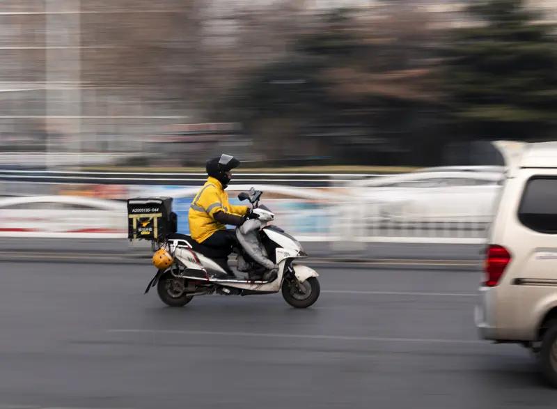 12月20日浙江，女子下单线上跑腿买烟迟迟不支付，收货后跑腿小哥打电话女子不接，