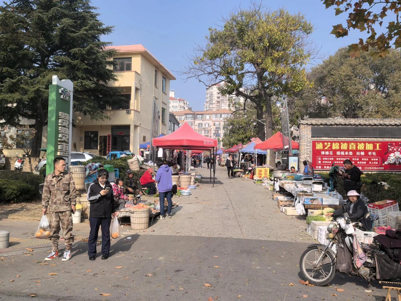 凤凰山大集摊位不少吧，即便是到了中午快摊位快撤了，依然有很多附近村民来赶大集！