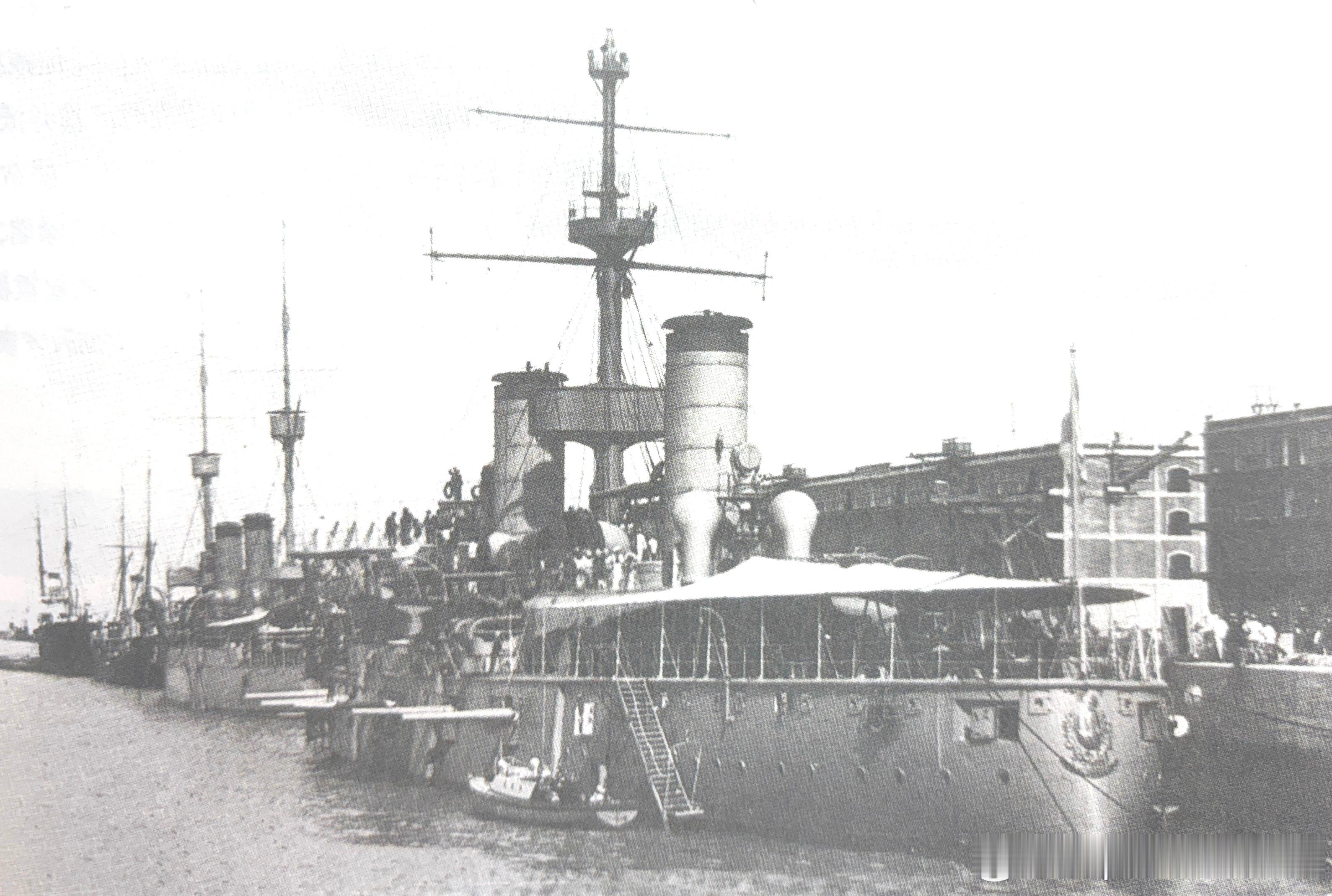 20年代停泊的阿根廷“加里波第”号巡洋舰，在它前方的是“布宜诺斯艾利斯”号防护巡