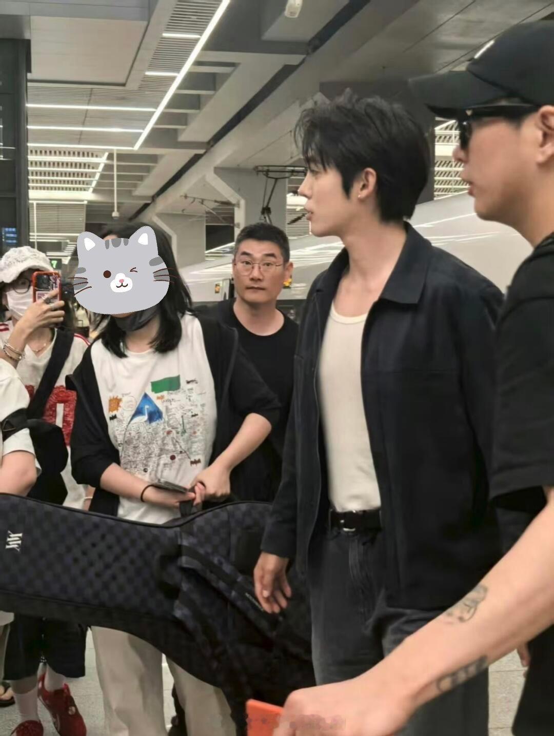 于适 在高铁站被路人偶遇，素颜生图好帅，状态好棒。 ​​​