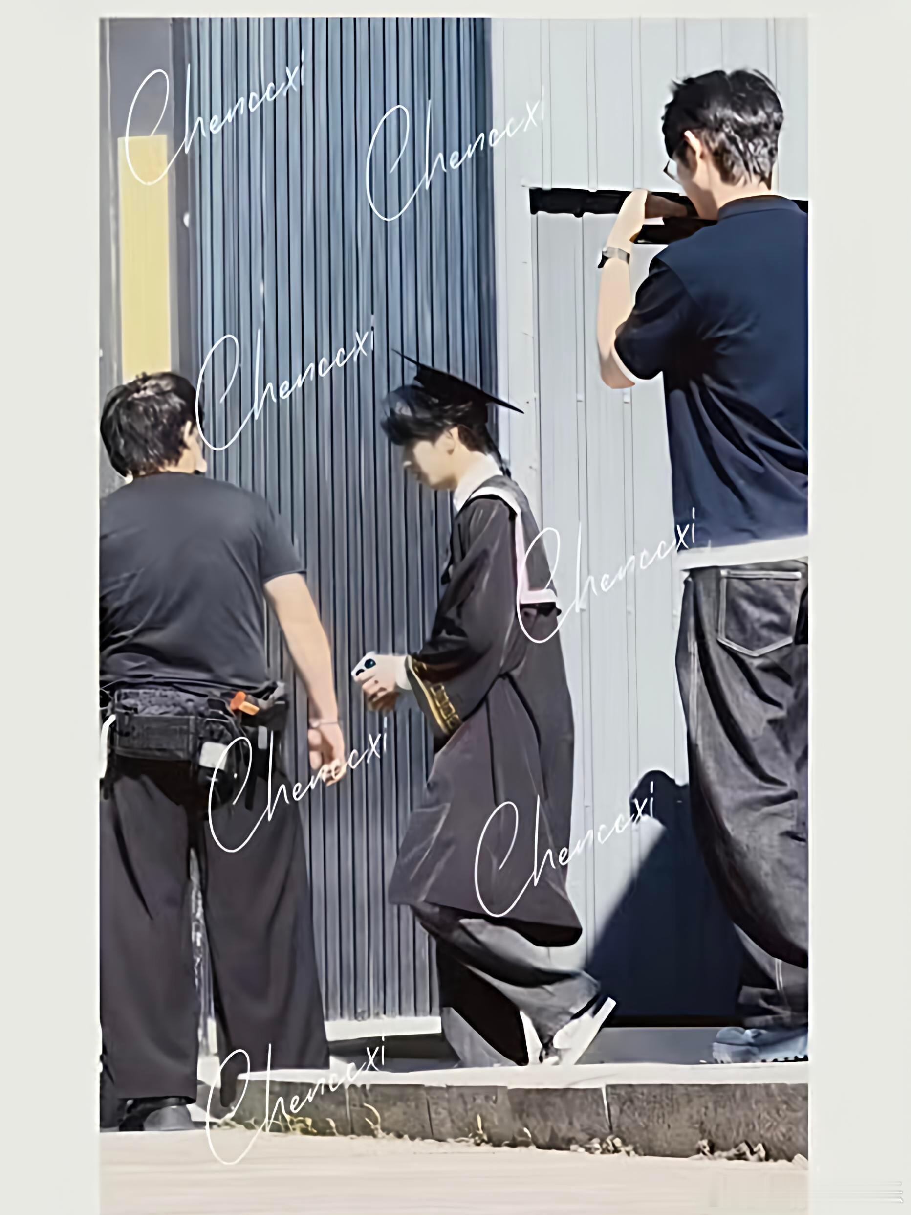 时代少年团到哪都不忘了展示代言时代少年团代言无时无刻不在展示刚官宣新代言没几天，