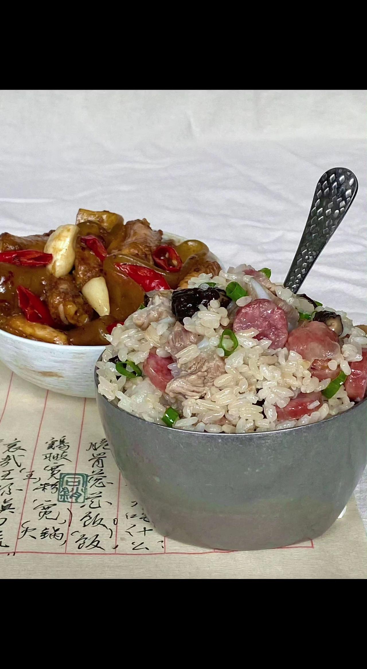 🍚铁碗里盛着烟火人间，腊肠与香菇在米饭里缠绵起舞💃。酱汁漫过时光，一口入魂是