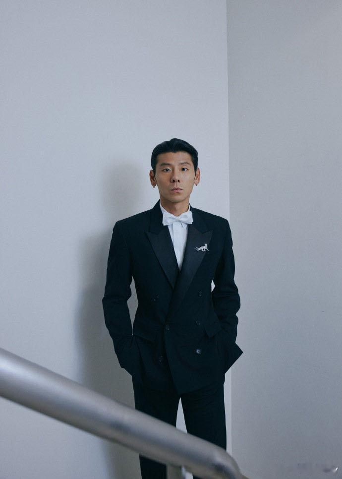 蒋奇明大场面我就这么穿 蒋奇明晚宴正装大片，黑礼服衬出内敛高级氛围感蒋奇明这身双
