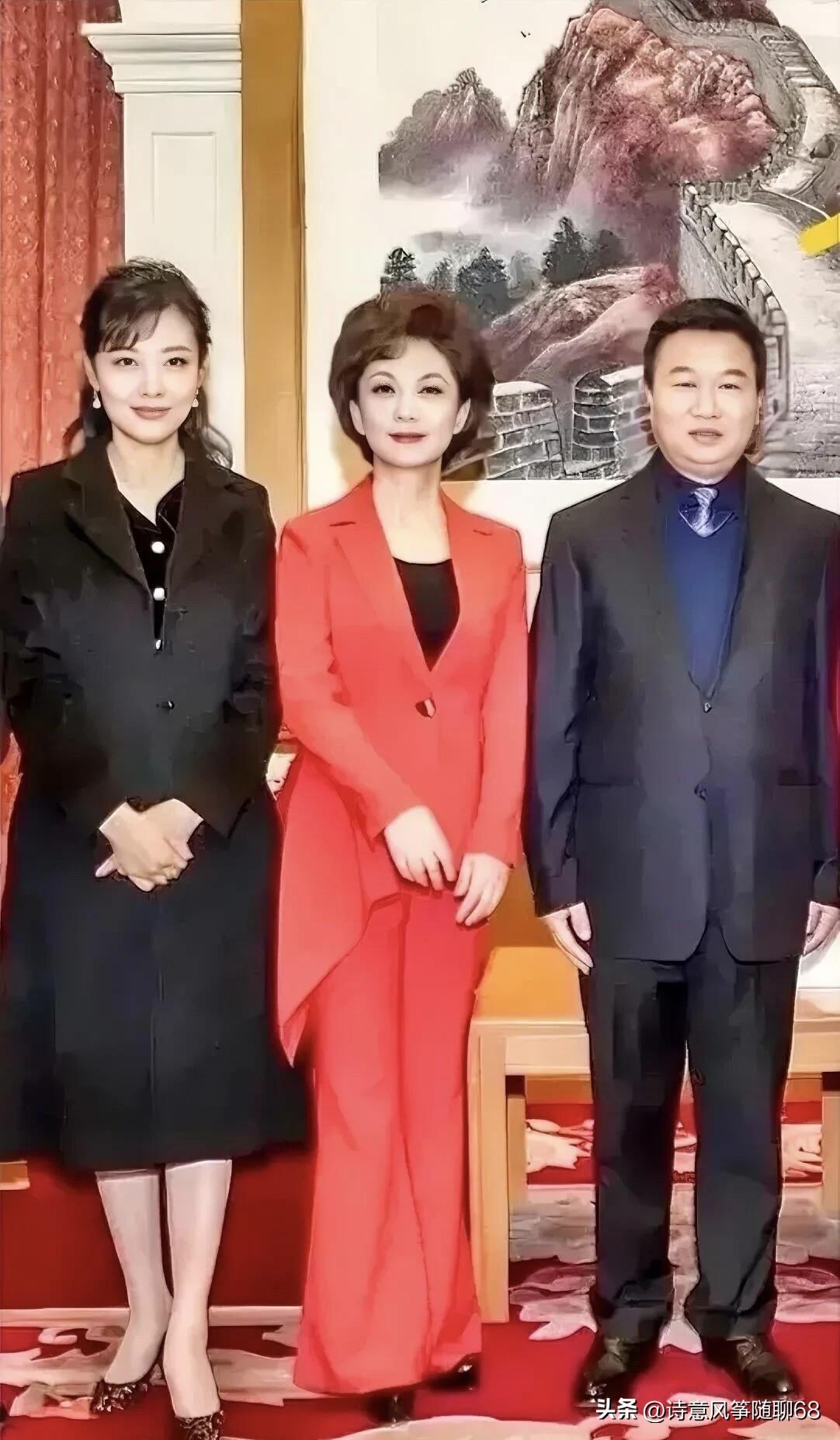 周涛、海霞还有这位电视台的领导三个人同框，男士虽然身高不是那么完美，但他很有范，