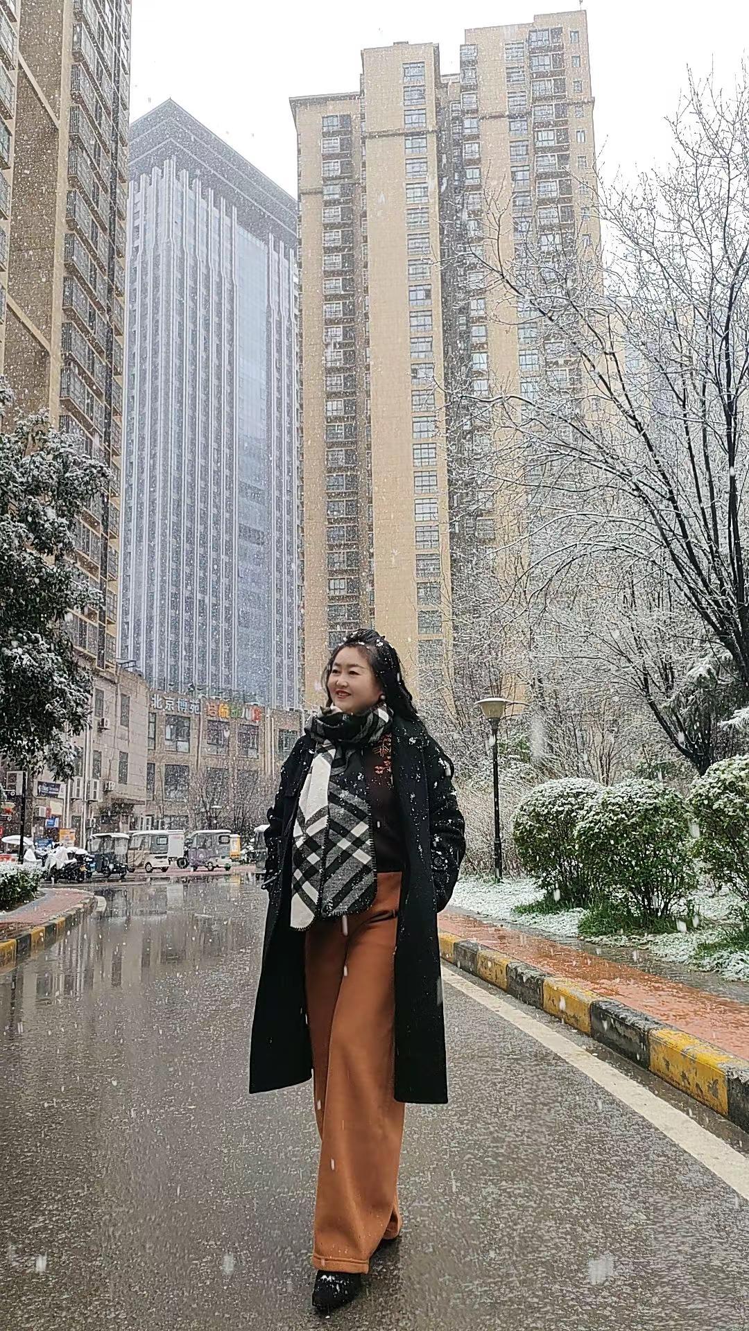 黑色大衣 ，美丽冻人 🌹🌹🌹