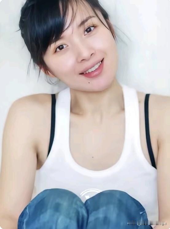 看到靳东夫人李佳这张年轻时的照片，真是应了那句“清水出芙蓉，天然去雕饰”！

李