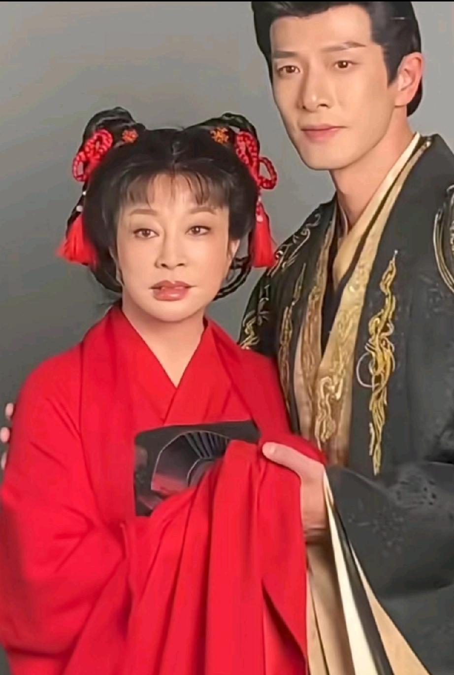 75岁演18岁少女，还亲自拍吻戏。
不是滤镜厚，是她骨头硬。
凌晨淋雨排练18次