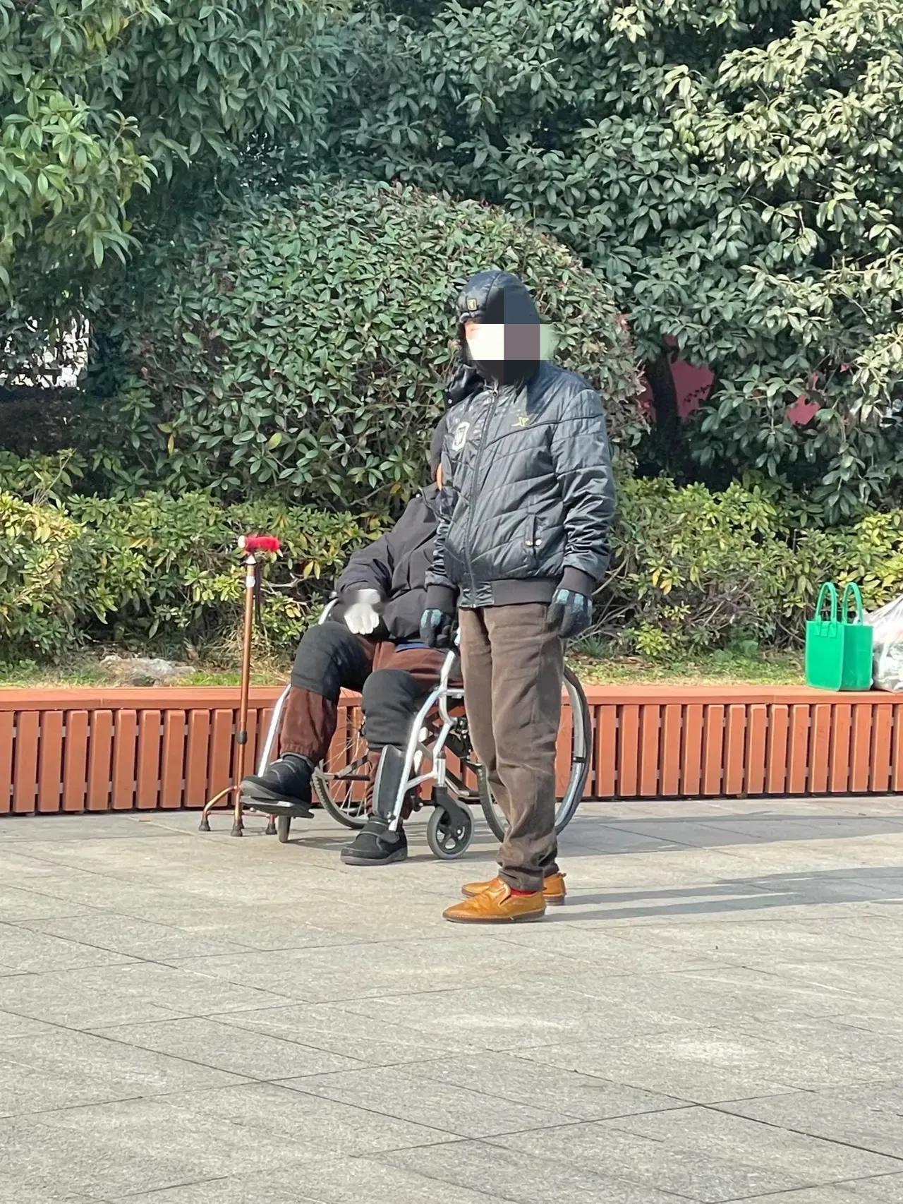 今天是正月初七，邻居老张又换保姆了！
刚刚我在广场看到，这个保姆是男的30多岁，