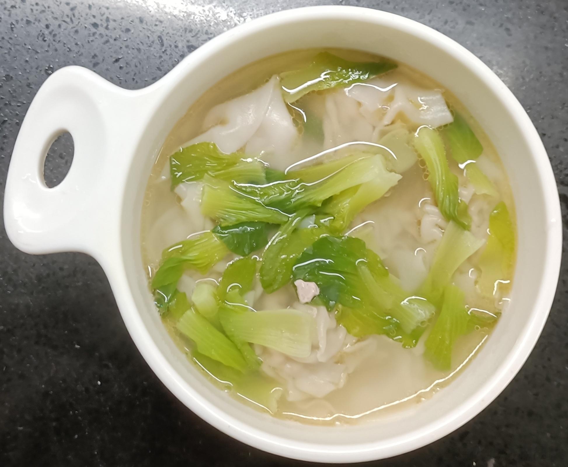 #糖糖的饭饭##科学育儿营养护航# 昨天午餐：油菜心猪肉鲜虾蘑菇馄饨；晚餐：南瓜
