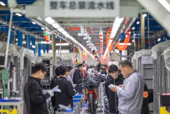 美国的阴谋彻底藏不住了！这两年全世界都盯着咱们亚洲的海域，美军军舰跟没头苍蝇似的