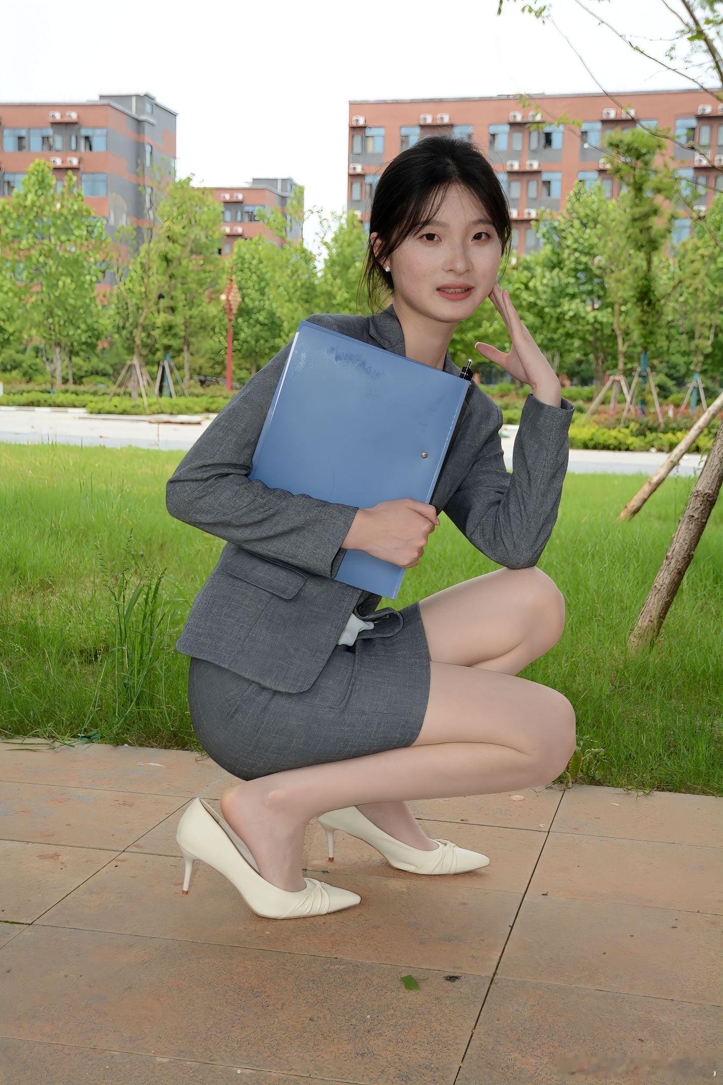 顶级街拍 放飞自我的秘书美女绘梦长廊