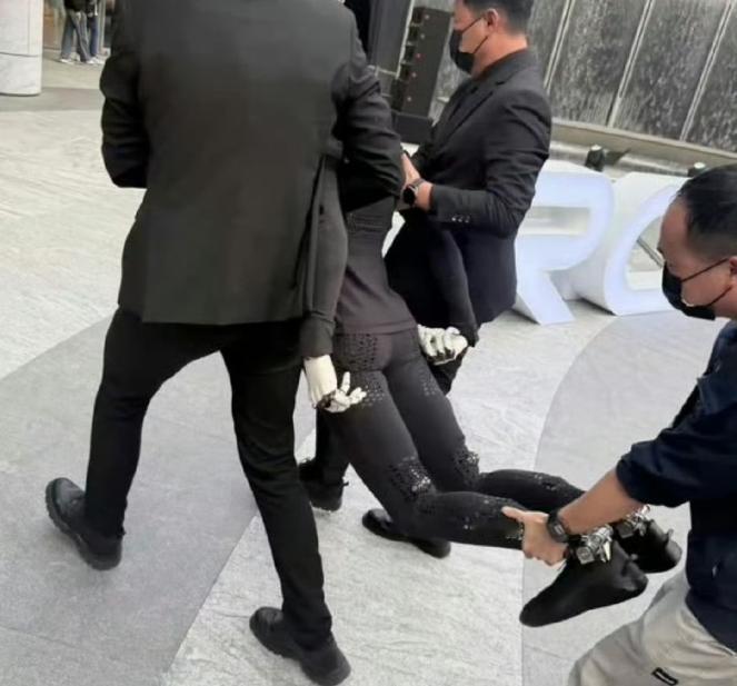 小鹏机器人IRON，
没必要质疑是假的，
万一穿帮的话，
对品牌来说得不偿失!