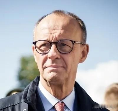 德国总理默茨今天发文说：“我们不会以军事手段参与维护霍尔木兹海峡的航行自由。中东