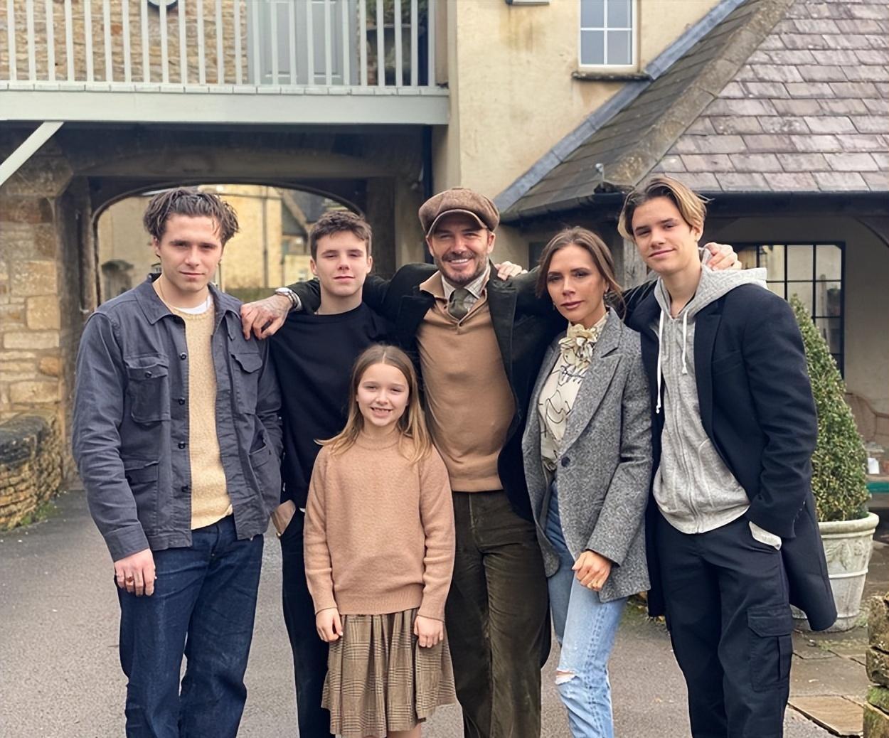 贝克汉姆26岁的大儿子布鲁克林，竟给亲爹妈发了律师函！
这操作够狠吧？
这哪是婆