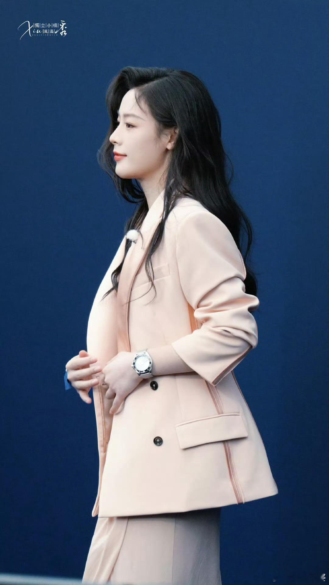 陈丽君今日空降上海浪琴活动✨ 一身柔粉西装搭高开衩裙登场，勾勒出恰到好处的利落与