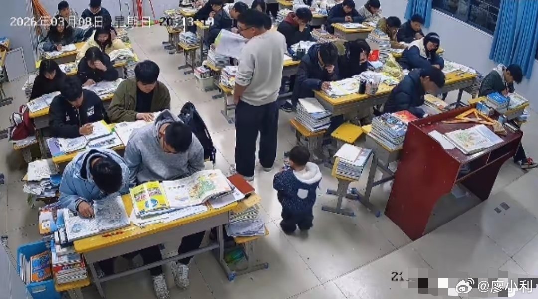 男教师回应带孩子上课能把孩子带到课堂上，学校有个好领导，学生有个好老师，妻子有个