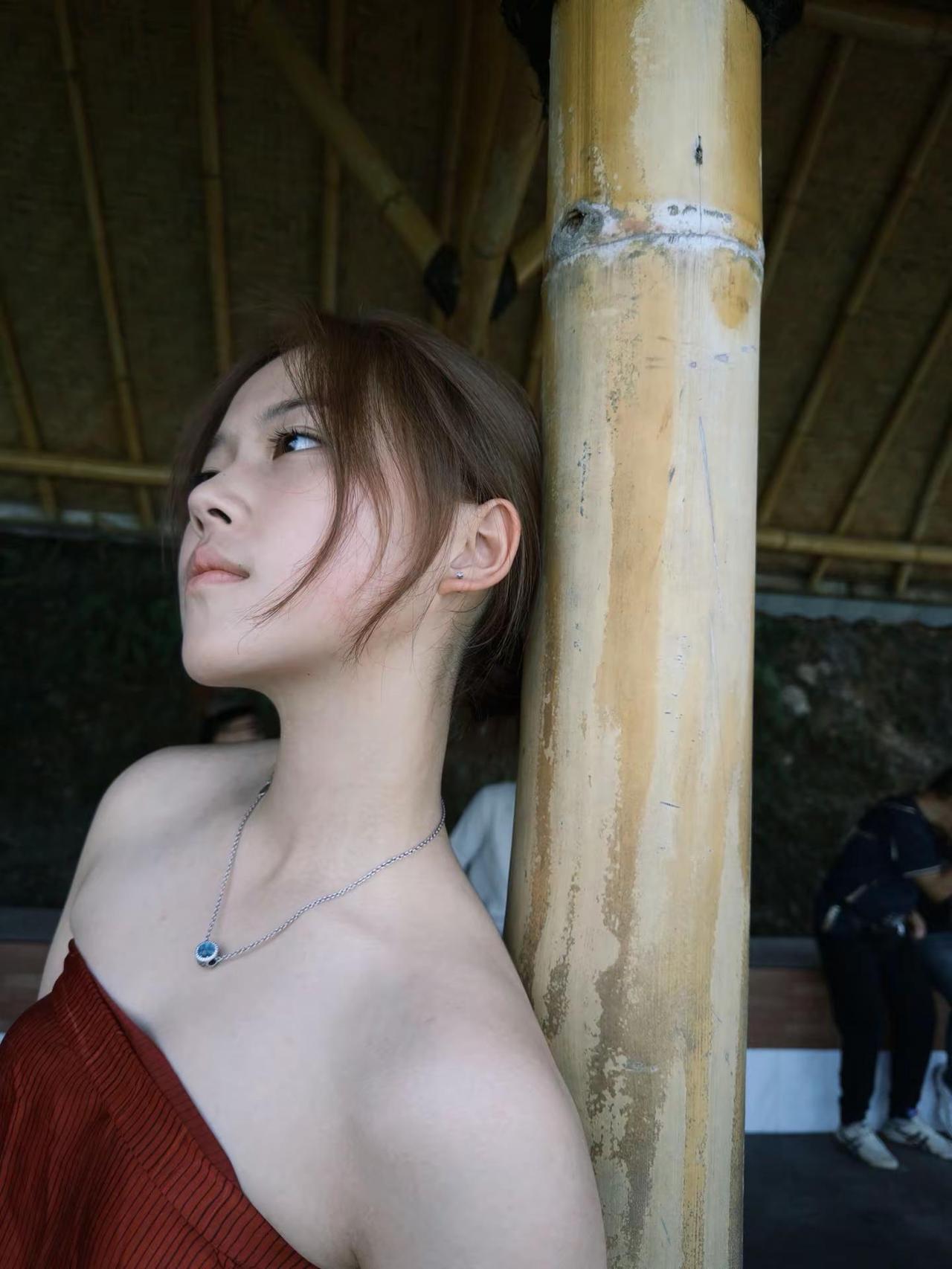 女孩你笑起来很可爱。
