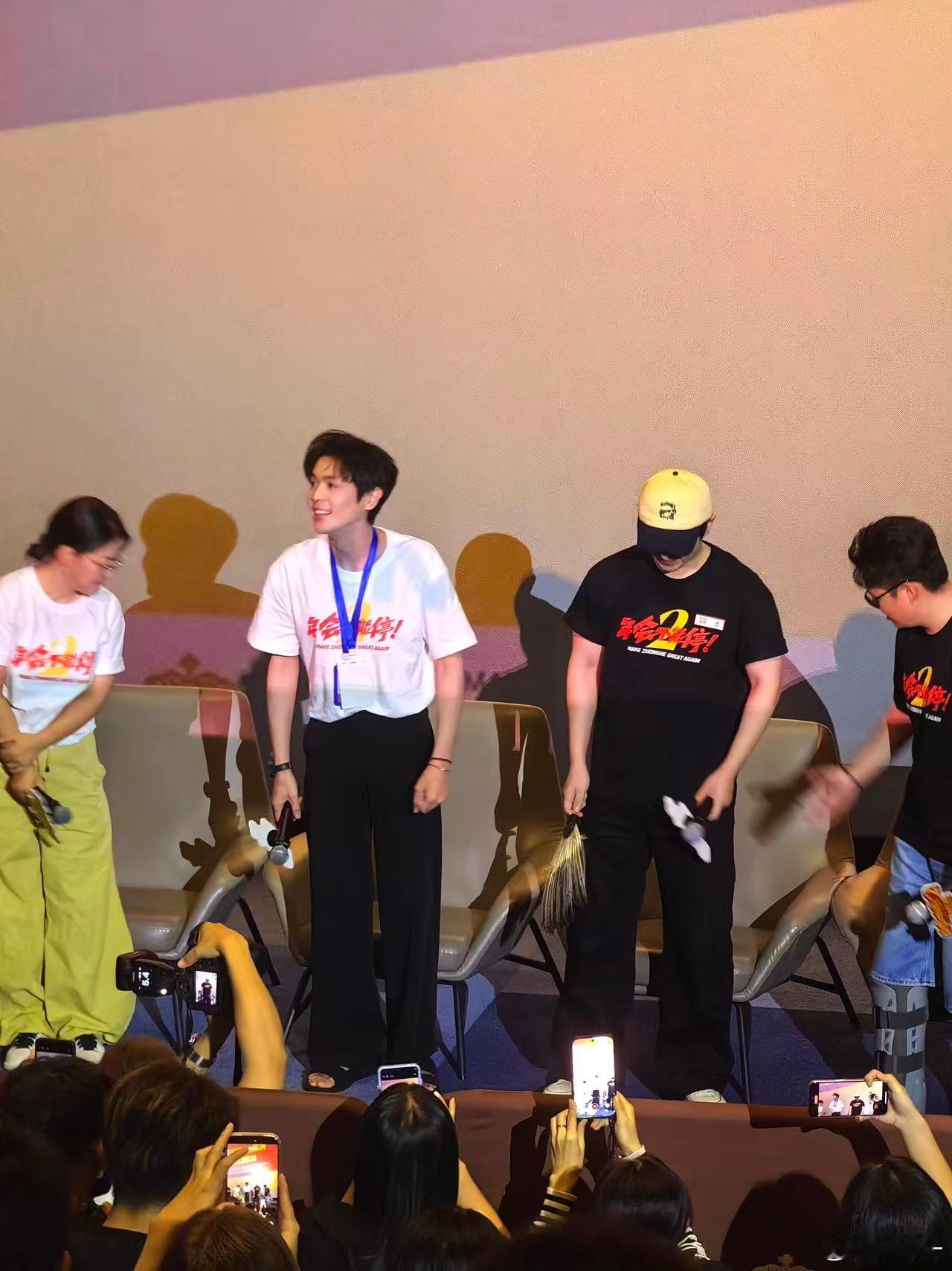 年会不能停2猴子演我上班年会不能停2猴子比我会上班猴子甩锅甩成杂技，我甩锅甩成事