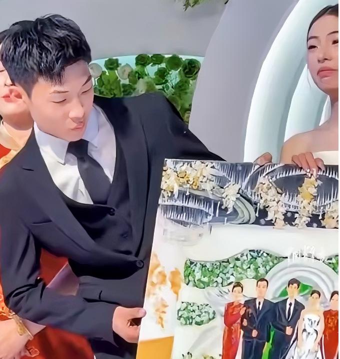 泪目！河北邯郸，一对新人结婚，在婚礼现场的合影环节时，新娘突然喊着说等一下，随后