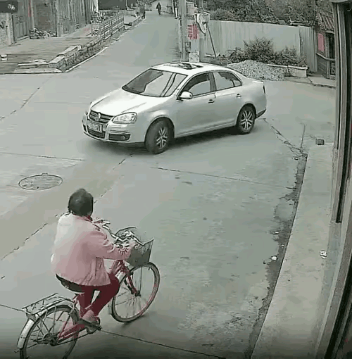 两女孩扶人遭索赔这事，从视频来看两个女孩或许有那么一点责任，但是遭索赔22万就是