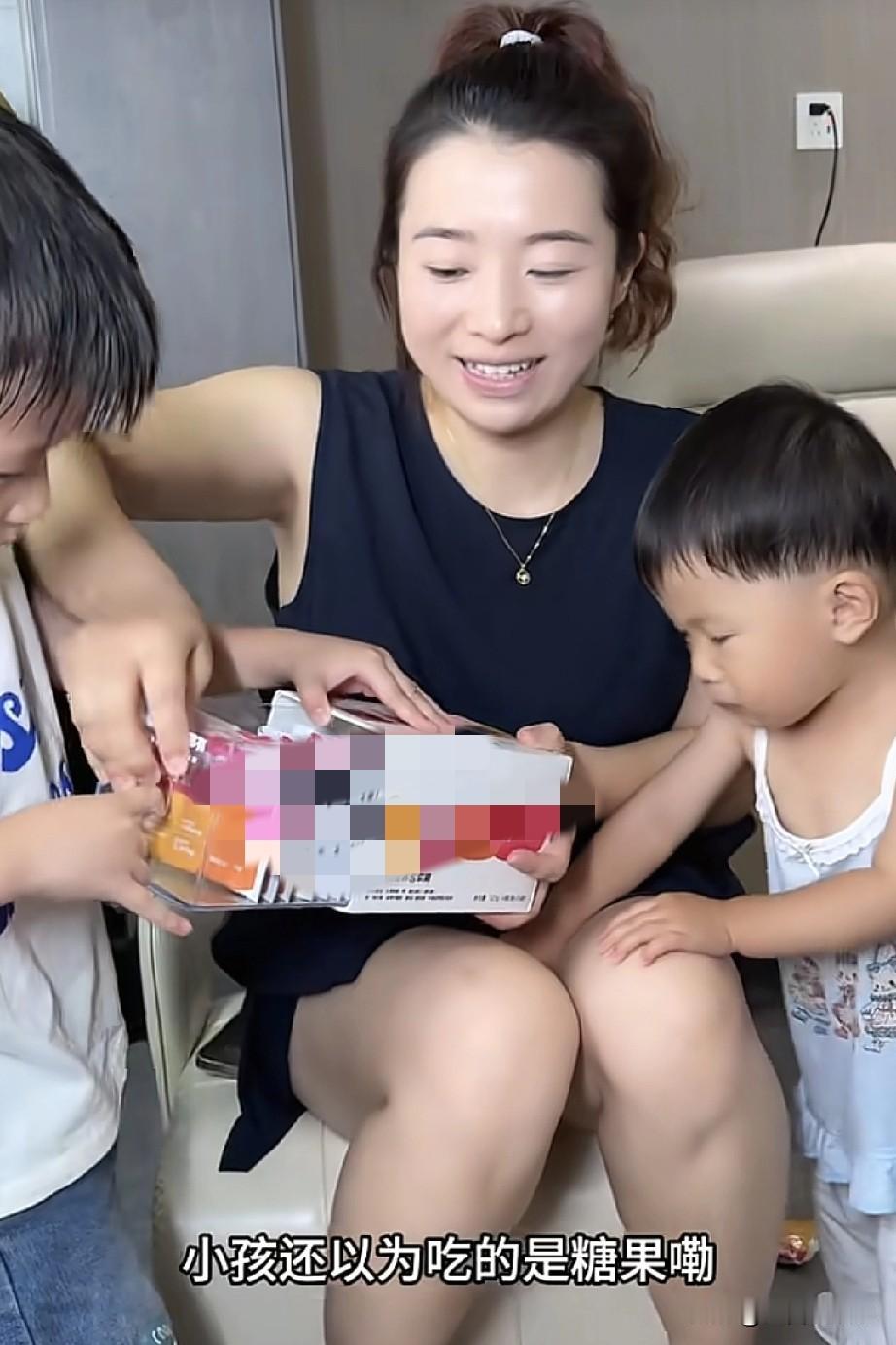 刷到这个视频我都震惊了
小韩媳妇给一岁的闺女吃糖
怎么说也是老师应该讲究科学育儿
