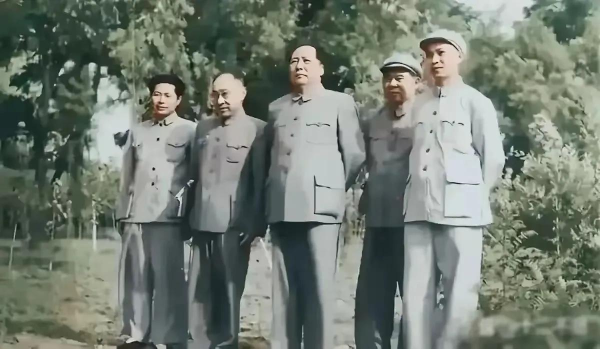 毛主席当年为百姓平天下，也是文攻武备。武能运筹帷幄，决胜千里；文能博古通今，安邦