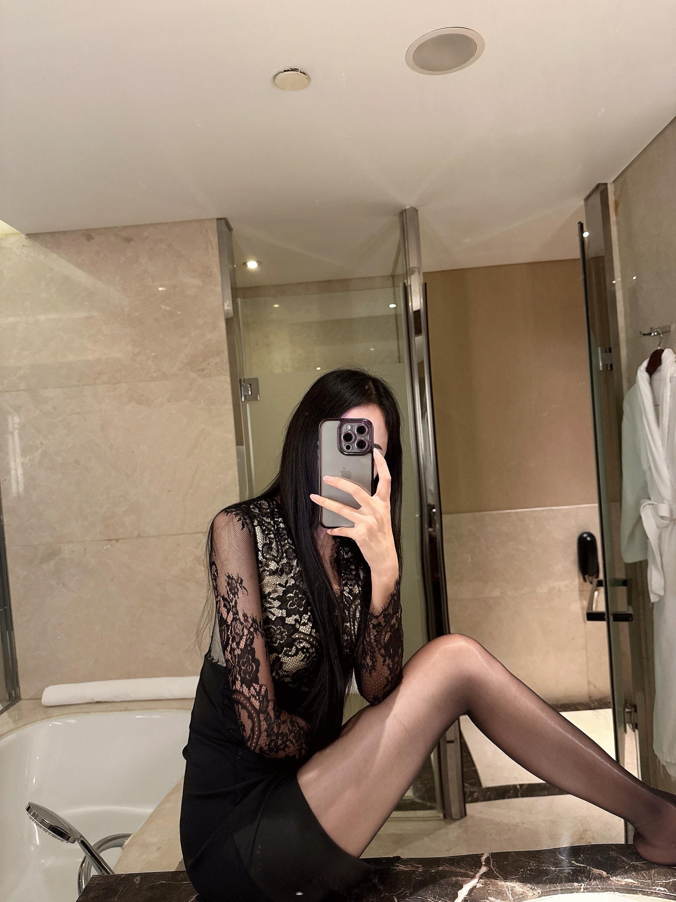 话不多说 就问你们爱不爱颜值气质美女完美身材穿搭分享涞觅润丝极品身材御姐  ​​