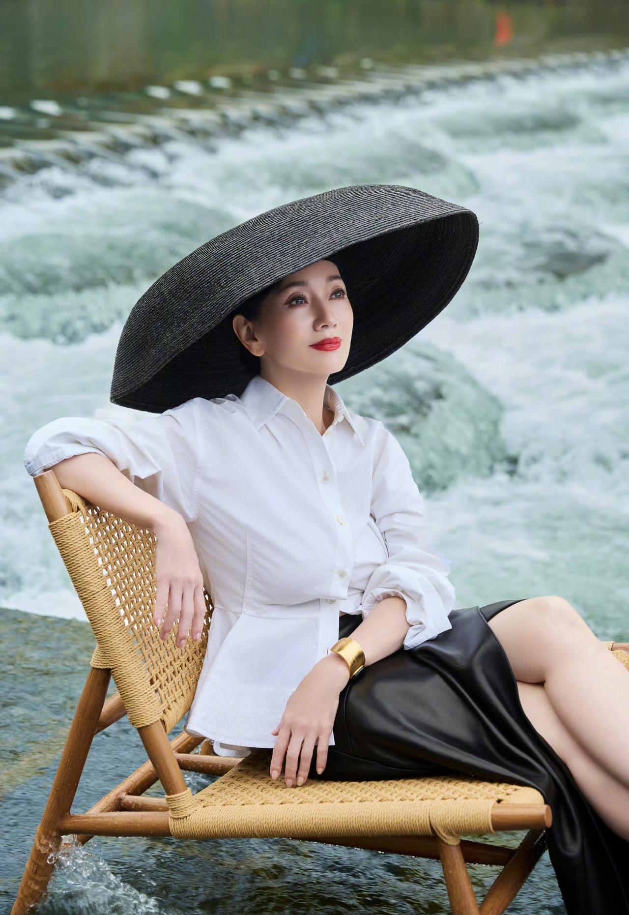 时光不语，风雅自成……
不得不说，赵雅芝于7月27日晒出来的白衬衫穿搭，真的是太