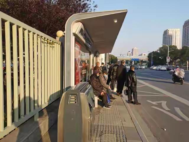 老人插队被撞离世 家属索赔公交被驳

📌 案件核心结论
 
武汉78岁老人唐某