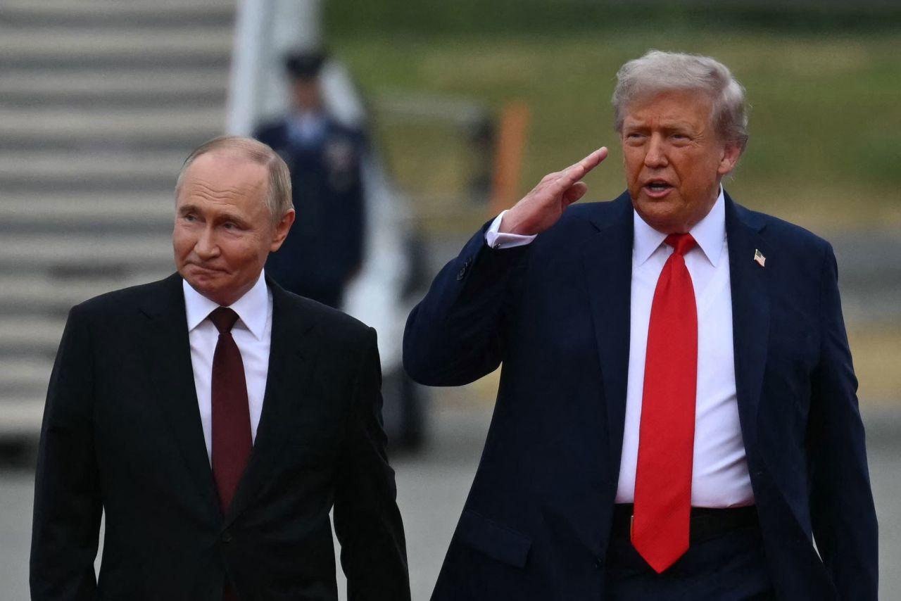 特朗普普京此次在阿拉斯加会晤时长近3小时，会议从原定的一对一会谈，改为小范围会晤