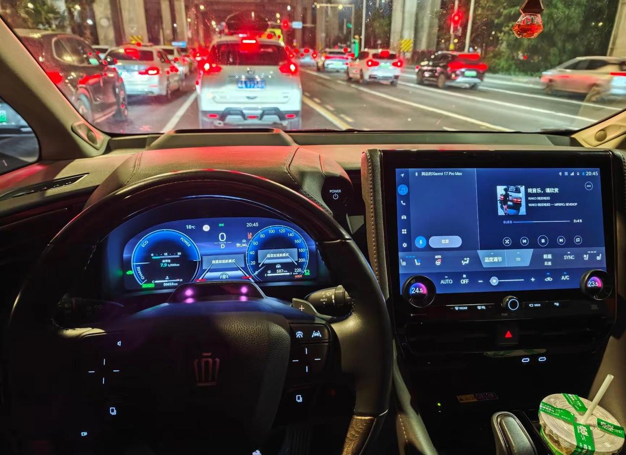 今年一定好好干 争取买一包瓜子 坐着看碎花裙和polo衫吵架